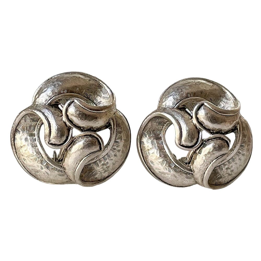 1970s Oscar de la Renta Aged Silver Curved Swirl Knot Swirl Clip On Earrings